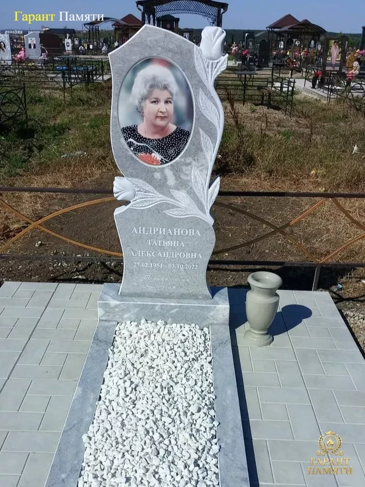 Памятник из мрамора Розы 3